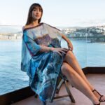 Vestido 'Ciudad de los puentes' de CHB Art&Design con la icónica Bahía de La Concha de San Sebastián como fondo.