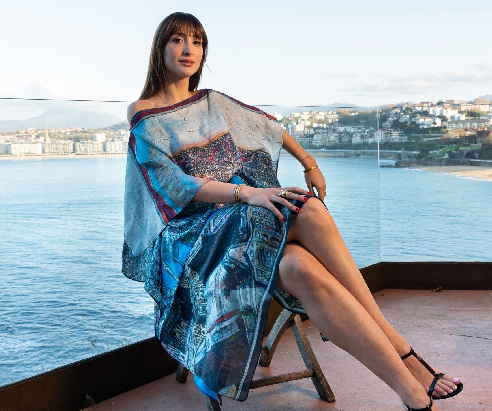 Vestido 'Ciudad de los puentes' de CHB Art&Design con la icónica Bahía de La Concha de San Sebastián como fondo.