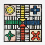 Foto de un tablero de Parchís diseñado por CHB Art&Design, fabricado en material rígido de alta calidad.