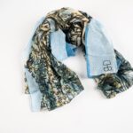 Pañuelo de seda 'Cien Años de Luz' de CHB Art&Design, un accesorio elegante y exclusivo.