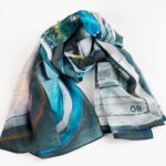 Segunda foto del pañuelo de seda con diseño de la Torre Eiffel de CHB Art&Design, una obra de arte que combina elegancia y estilo.