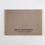 Segunda fotografía del catálogo 'De lugares y Hombres' de CHB Art & Design, mostrando su portada y diseño.