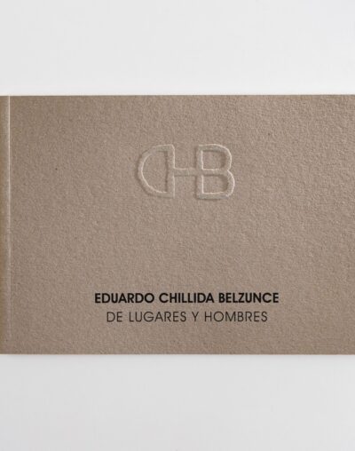 Segunda fotografía del catálogo 'De lugares y Hombres' de CHB Art & Design, mostrando su portada y diseño.