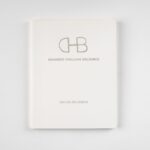 Fotografía del catálogo 'Con las dos manos' en blanco de CHB Art & Design, mostrando su portada y diseño.