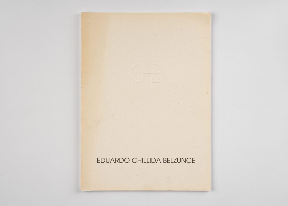 Imagen del catálogo 'Eduardo Chillida' de CHB Art & Design, mostrando su cubierta distintiva y diseño.