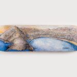 Fotografía de un skate con la bahía de San Sebastián de fondo, destacando la combinación del deporte urbano con el paisaje costero.