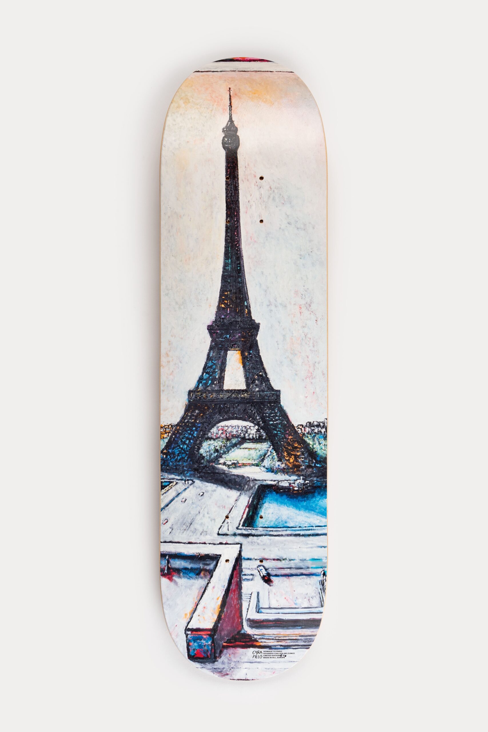 Foto de un skate con la Torre Eiffel al fondo desde Trocadero, capturando la icónica arquitectura parisina y la cultura del skate.