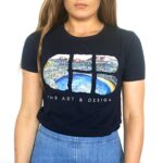 Camiseta negra para mujer con siglas CHB con relleno en las letras, diseño moderno y femenino