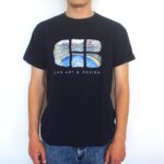 Camiseta negra para hombre de frente con siglas CHB con relleno en las letras, estilo minimalista y moderno.