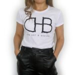 Vista frontal de camiseta blanca para mujer con siglas CHB sin relleno en las letras, destacando el diseño minimalista y elegante del frente