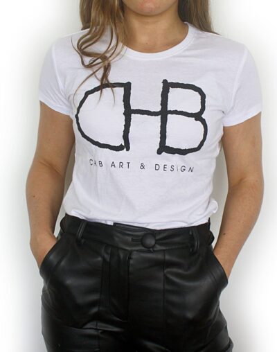 Vista frontal de camiseta blanca para mujer con siglas CHB sin relleno en las letras, destacando el diseño minimalista y elegante del frente