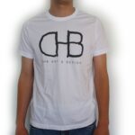 Vista frontal de camiseta blanca para hombre con siglas CHB sin relleno en las letras, destacando el diseño minimalista y moderno del frente