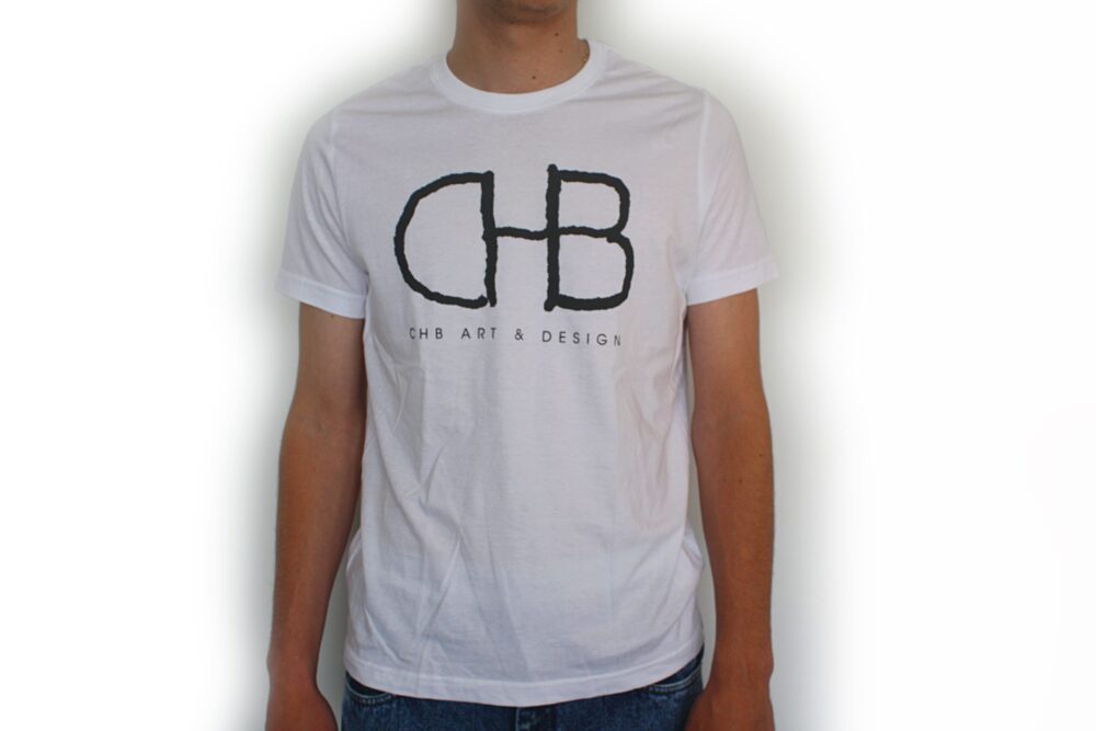 Vista frontal de camiseta blanca para hombre con siglas CHB sin relleno en las letras, destacando el diseño minimalista y moderno del frente