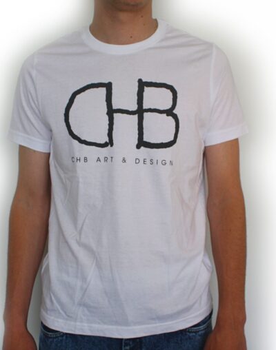 Vista frontal de camiseta blanca para hombre con siglas CHB sin relleno en las letras, destacando el diseño minimalista y moderno del frente