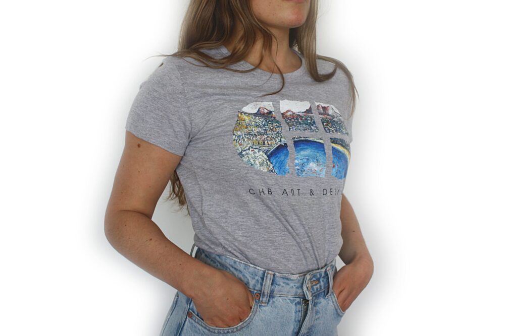 Vista lateral de camiseta gris para mujer con siglas CHB con relleno, resaltando el corte y el estilo contemporáneo del costado