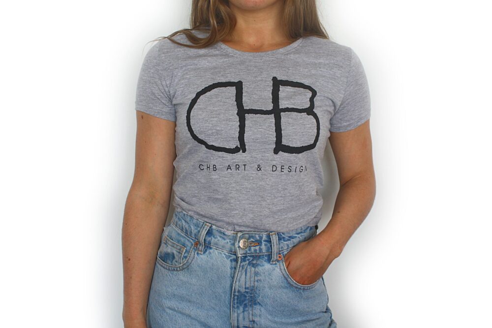 Vista frontal de camiseta gris para mujer con siglas CHB sin relleno, destacando el estilo minimalista y sofisticado del frente