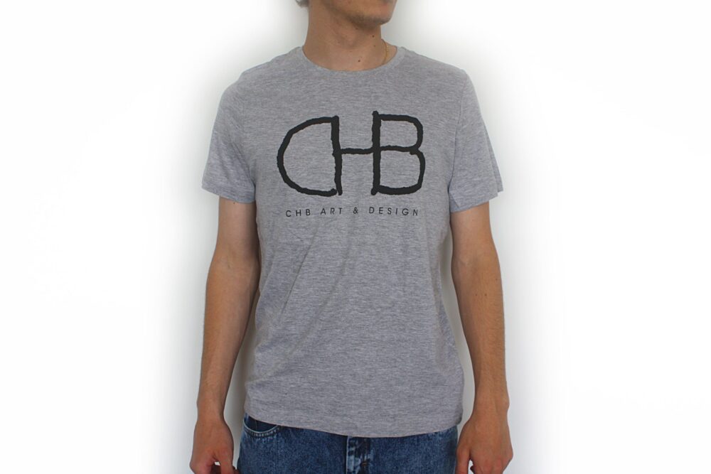 Vista de frente de camiseta para hombre en color gris con siglas CHB sin relleno en las letras, mostrando el diseño limpio y elegante de la espalda