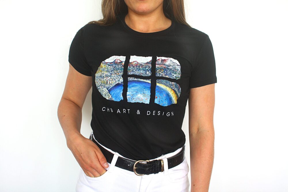 Vista frontal de camiseta negra para mujer con siglas CHB con relleno, destacando el estilo moderno y sofisticado del frente