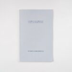 Catalogo de Eduardo Chillida Belzunce, CHB, en la galeria de Nieves Fernández en color azul.