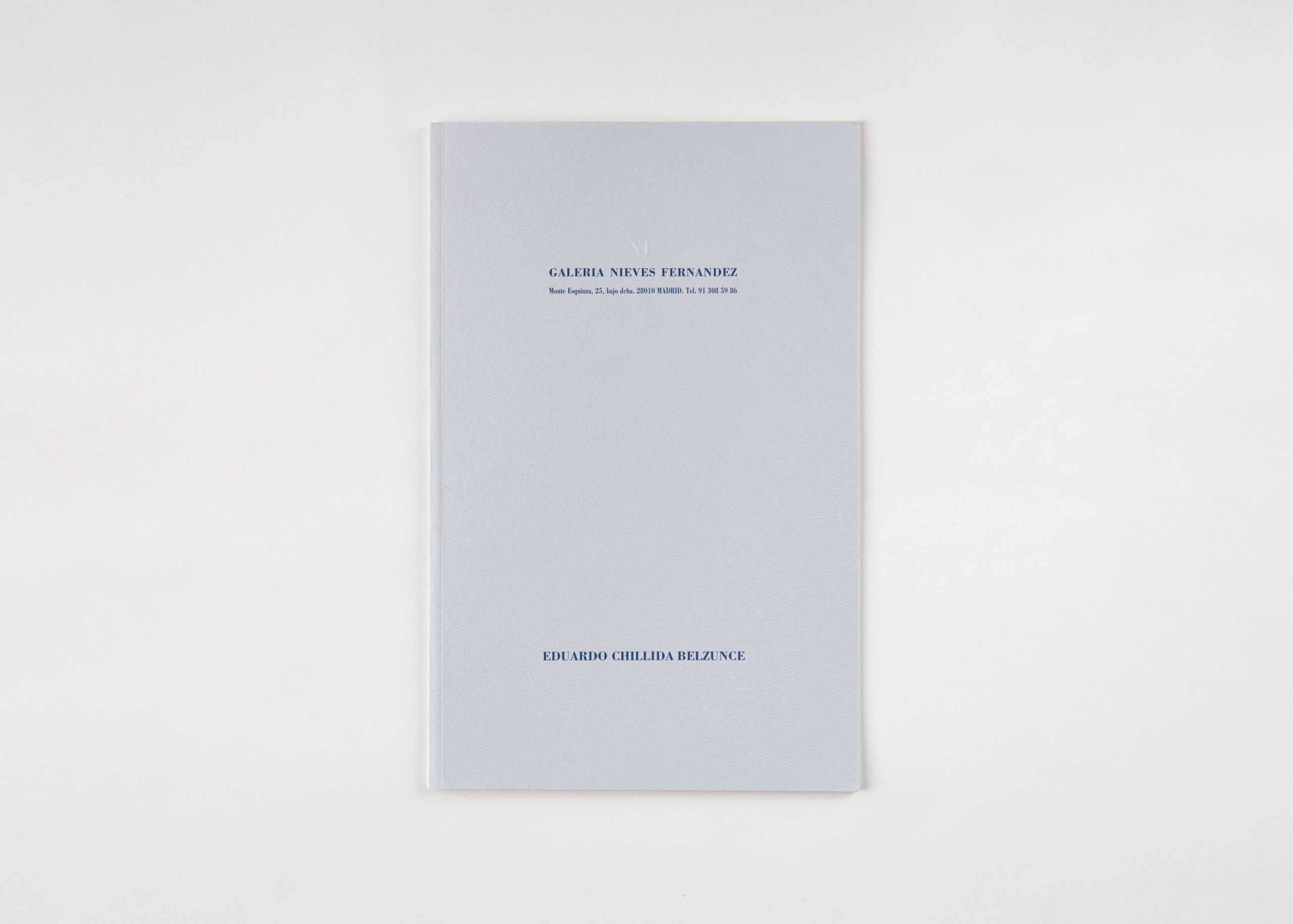 Catalogo de Eduardo Chillida Belzunce, CHB, en la galeria de Nieves Fernández en color azul.