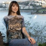 Laura llevando la blusa de seda "San Sebastián" de CHB Art & Design.